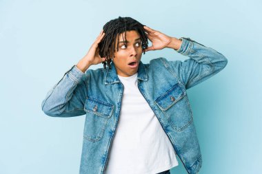 Kot ceketli genç bir adam bağırıyor, çok heyecanlı, tutkulu, bir şeyden memnun..