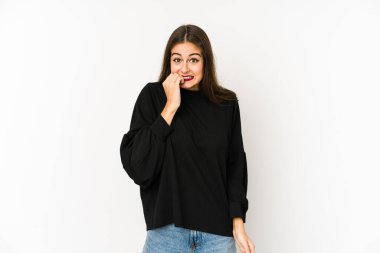 Beyaz arka planda izole edilmiş, tırnak yiyen, gergin ve endişeli bir beyaz kadın..