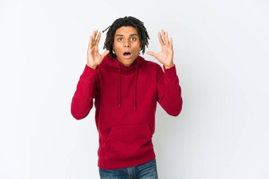 Genç Afro-Amerikan Rasta adamı şaşırdı ve şok oldu..