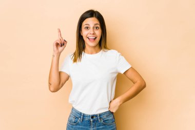 Bej arka planda izole edilmiş genç bir kadının bir fikri, ilham konsepti var..