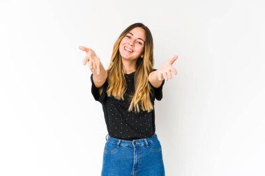 Beyaz arka planda izole edilmiş beyaz kadın kameraya sarıldığı için kendini güvende hissediyor..