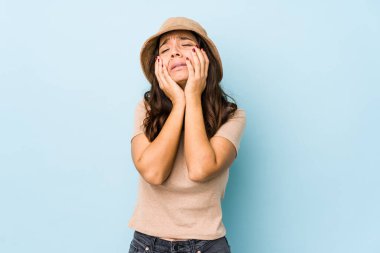 Genç, melez, Latin bir kadın yalnız başına sızlanıyor ve ağlıyor..