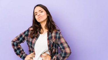 Genç, Latin kökenli, kafası karışmış, kendinden emin olmayan bir kadın..