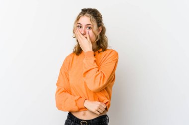 Beyaz arka plandaki genç beyaz kadın korkmuş ve korkmuş..