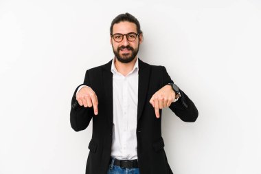 Beyaz bir zemin üzerinde izole genç beyaz iş adamı parmakları aşağı noktalar, olumlu duygu.