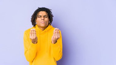 Genç Afrikalı Amerikalı Rasta adam parasız olduğunu gösteriyor..