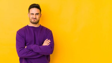 Kafkasyalı genç adam sarı fırında izole edilmiş, mutsuz ve alaycı bir ifadeyle kameraya bakıyor..