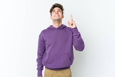 Beyaz arka planda izole genç beyaz adam işaret iki ön parmakları boş bir boşluk gösteren.