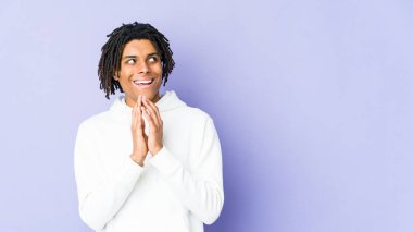 Genç Afrikalı Amerikalı Rasta adam bir plan yapıyor, bir fikir kuruyor..