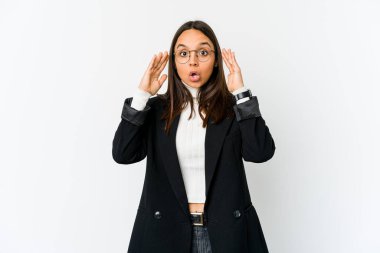 Genç melez iş kadını beyaz arka planda izole edilmiş. Hoş bir sürprizle karşılaşıyor, heyecanlı ve el kaldırıyor..