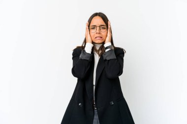 Genç melez iş kadını, beyaz arka planda yalnız başına sızlanıyor ve huzursuz bir şekilde ağlıyor..