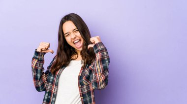 Genç melez İspanyol kadın kendini gururlu ve kendinden emin hissediyor, örnek olarak..