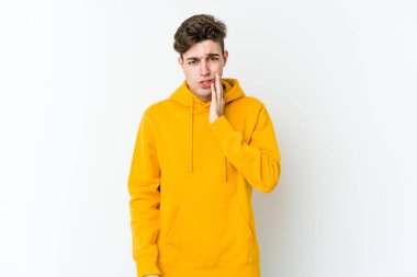 Beyaz arka planda izole genç beyaz adam güçlü bir diş ağrısı, azıdişi ağrısı var..