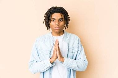 Genç Afrikalı Amerikalı Rasta adam dua ediyor, bağlılık gösteriyor, dindar biri ilahi ilham arıyor..