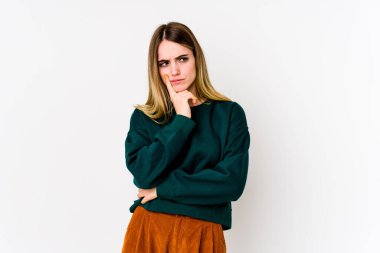 Beyaz arka planda izole edilmiş genç beyaz bir kadın. Bir strateji planlıyor, bir iş yolu düşünüyor..