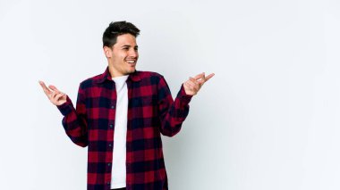 Beyaz arka planda izole edilmiş beyaz bir adam neşeli bir şekilde gülüyor. Mutluluk kavramı.