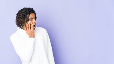 Genç Afrikalı Amerikalı Rasta adam gördüğü bir şey yüzünden şoka uğruyor..