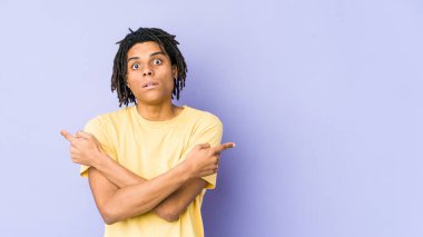 Genç Afrikalı Amerikalı Rasta adam iki seçenek arasında seçim yapmaya çalışıyor..