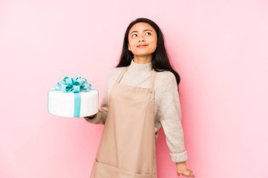 Elinde pasta tutan genç Çinli kadın şaşırdı ve şok oldu..