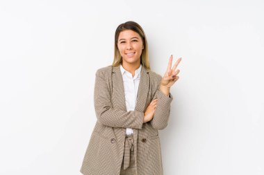 Kafkasyalı genç bir iş kadını iki numarayı parmaklarıyla gösteriyor..