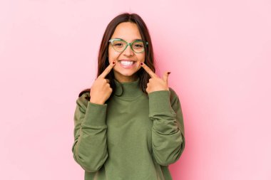 Genç melez İspanyol kadın iki seçenek arasında kuşkuya düşmüş..