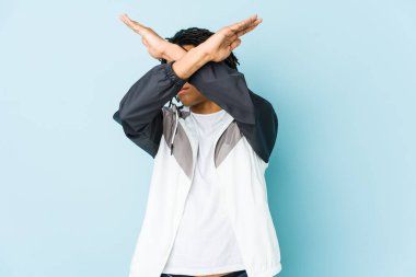 Genç Afrikalı Amerikalı sporcu iki kolu çapraz tutuyor, inkar kavramı.