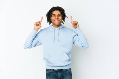 Genç Afro-Amerikalı Rasta adam iki parmağını da havaya kaldırarak boş bir alan gösterdiğini söylüyor..