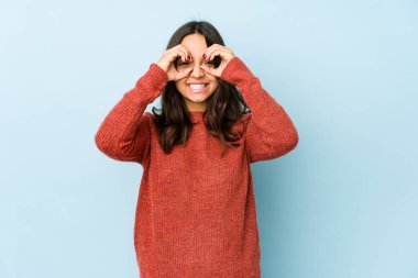 Genç, melez, İspanyol bir kadın izole edilmiş, gözlerinde işaret var.