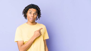 Genç Afro-Amerikan Rasta adam yan tarafı işaret ediyor.