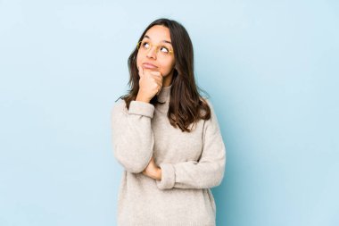 Genç, melez, Latin kökenli bir kadın. Düşünmeyi ve bakmayı, düşünmeyi, düşünmeyi, fantezi kurmayı....