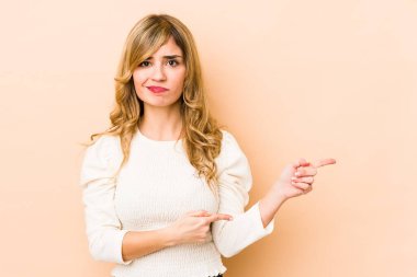 Genç sarışın beyaz kadın işaret parmağıyla fotokopi çekilen yeri işaret ederek şok oldu..