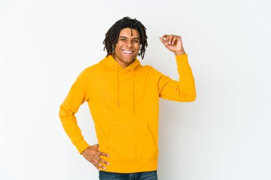 Genç Afro-Amerikan Rasta adamı çok güler. Mutluluk kavramı.