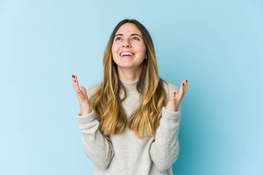 Mavi arka planda yalnız yaşayan beyaz bir kadın elini göğsüne koyduğunda kahkahalar atıyor..