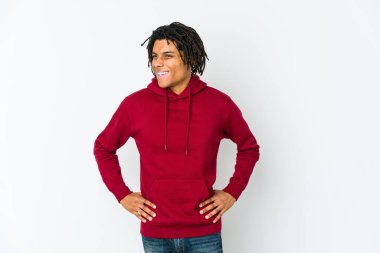 Genç Afro-Amerikan Rasta Adam kendine güveniyor. Kalçalarını tutuyor..