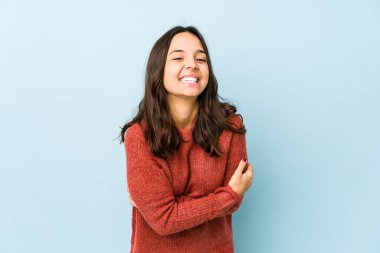 Genç, melez İspanyol kadın yalnız gülüp eğleniyor..