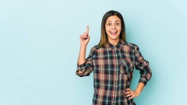 Mavi arka planda izole edilmiş genç bir kadının bir fikri, ilham konsepti var..