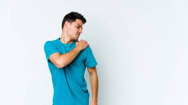 Beyaz arka planda izole edilmiş, omuz ağrısı olan genç beyaz bir adam..