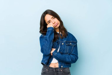 Hüzünlü ve dalgın hisseden, kopyalama alanına bakan Latin kökenli genç bir kadın..