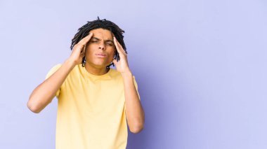 Genç Afrikalı Amerikalı Rasta adam tapınaklara dokunuyor ve başı ağrıyor..