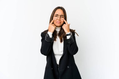 Genç melez iş kadını beyaz arka planda izole edilmiş, ağlayan, bir şeyden mutsuz, acı çeken ve kafa karıştıran bir kadın..