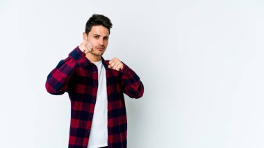 Beyaz arka planda izole olmuş genç beyaz bir adam bir tartışma yüzünden yumruk atıyor, sinirleniyor, kavga ediyor, boks yapıyor..