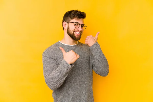 Giovane Uomo Caucasico Isolato Sfondo Giallo Alzando Entrambi Pollici Verso — Foto Stock