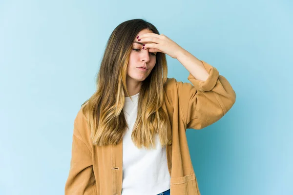 Mujer Joven Caucásica Aislada Sobre Fondo Azul Con Dolor Cabeza —  Fotos de Stock