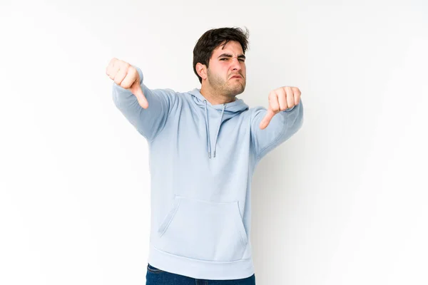 Jovem Isolado Fundo Branco Mostrando Polegar Para Baixo Expressando Antipatia — Fotografia de Stock