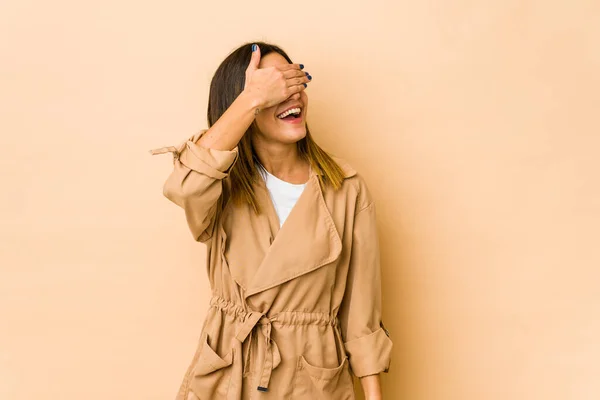 Mujer Joven Aislada Sobre Fondo Beige Cubre Los Ojos Con — Foto de Stock