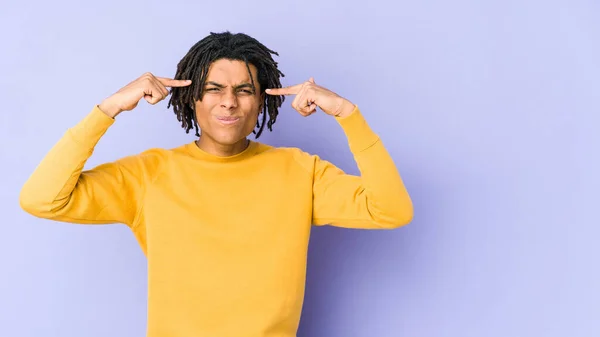 Jovem Negro Vestindo Penteado Rasta Focado Uma Tarefa Mantendo Dedos — Fotografia de Stock