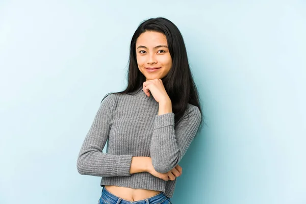 Joven Mujer China Aislada Sobre Fondo Azul Sonriendo Feliz Confiada — Foto de Stock