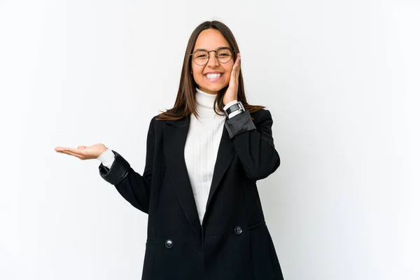 Joven Mujer Negocios Raza Mixta Aislada Sobre Fondo Blanco Sostiene —  Fotos de Stock