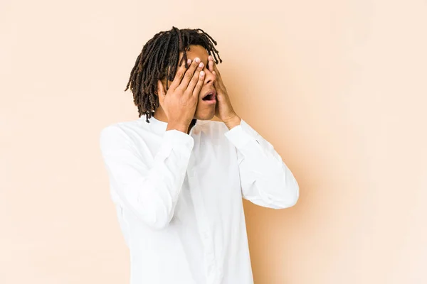 Jovem Africano Americano Rasta Homem Medo Cobrindo Olhos Com Mãos — Fotografia de Stock