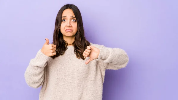 Jong Gemengd Ras Hispanic Vrouw Geïsoleerd Tonen Duimen Omhoog Duimen — Stockfoto